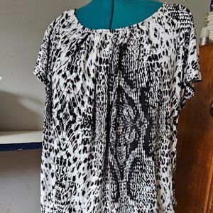 Short sleeve gathered hem top, New York and Company, Size XL, black and white.